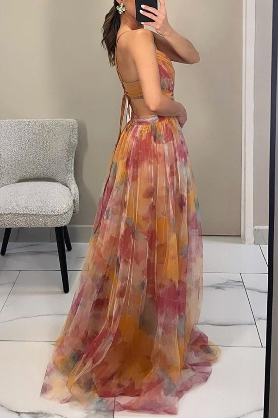 Vestido largo elegante con estampado y detalles ajustables para un mira sofisticado