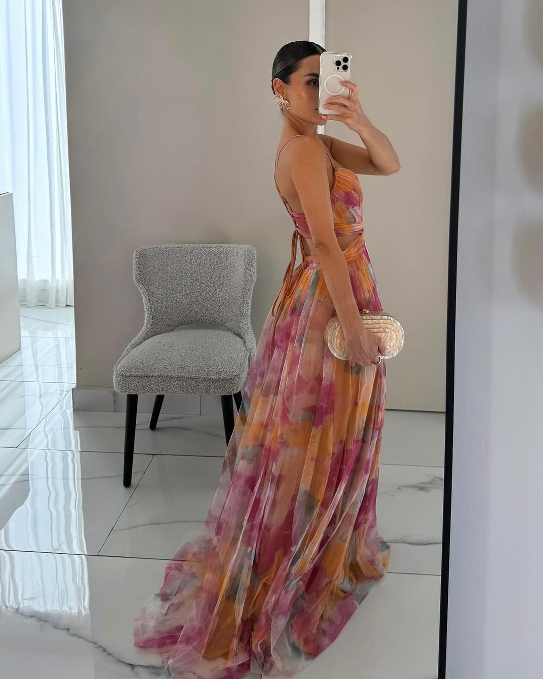 Vestido largo elegante con estampado y detalles ajustables para un mira sofisticado