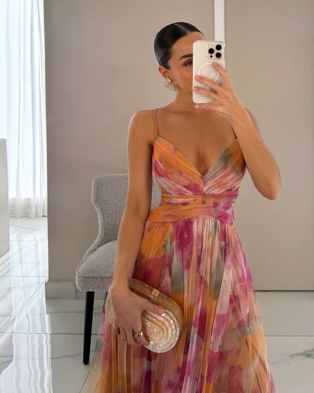 Vestido largo elegante con estampado y detalles ajustables para un mira sofisticado
