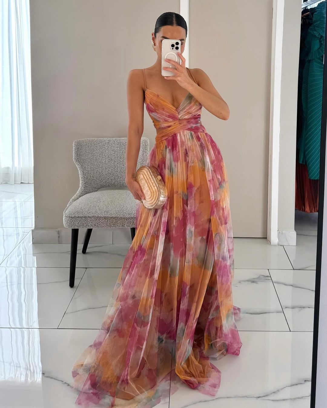 Vestido largo elegante con estampado y detalles ajustables para un mira sofisticado