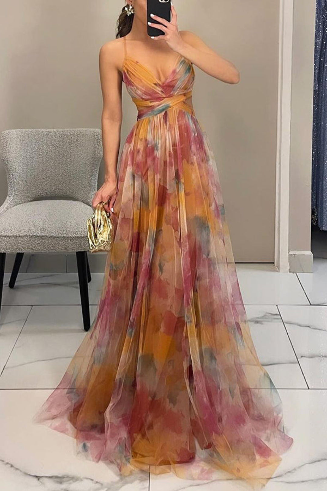 Vestido largo elegante con estampado y detalles ajustables para un mira sofisticado
